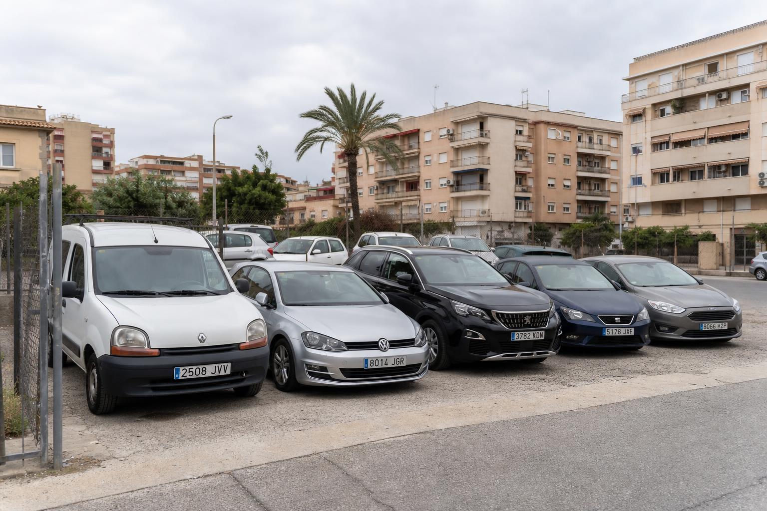 Conjunto de coches multimarca aparcados en hilera